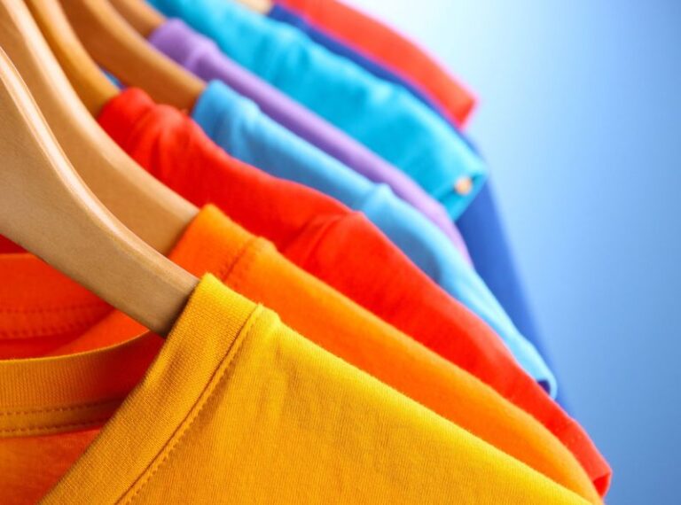 Bunte Kleidungsstücke auf Kleiderbügeln