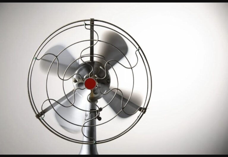 Laufender Ventilator vor einer hellen Wand